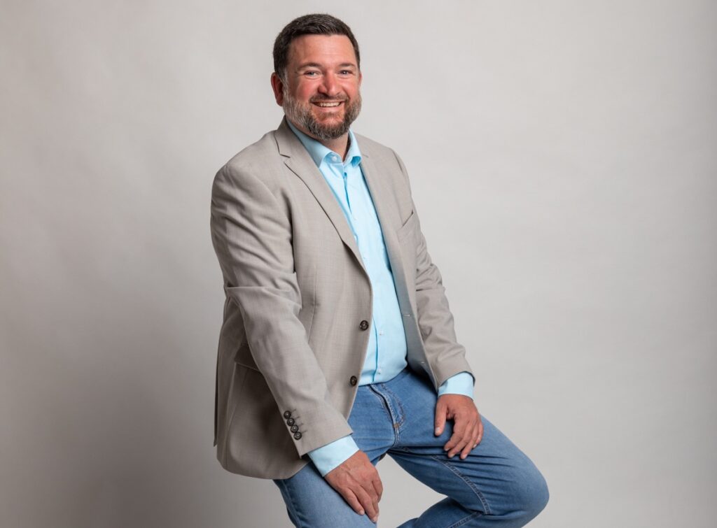 mirko-novakovic-portrait-sitzend