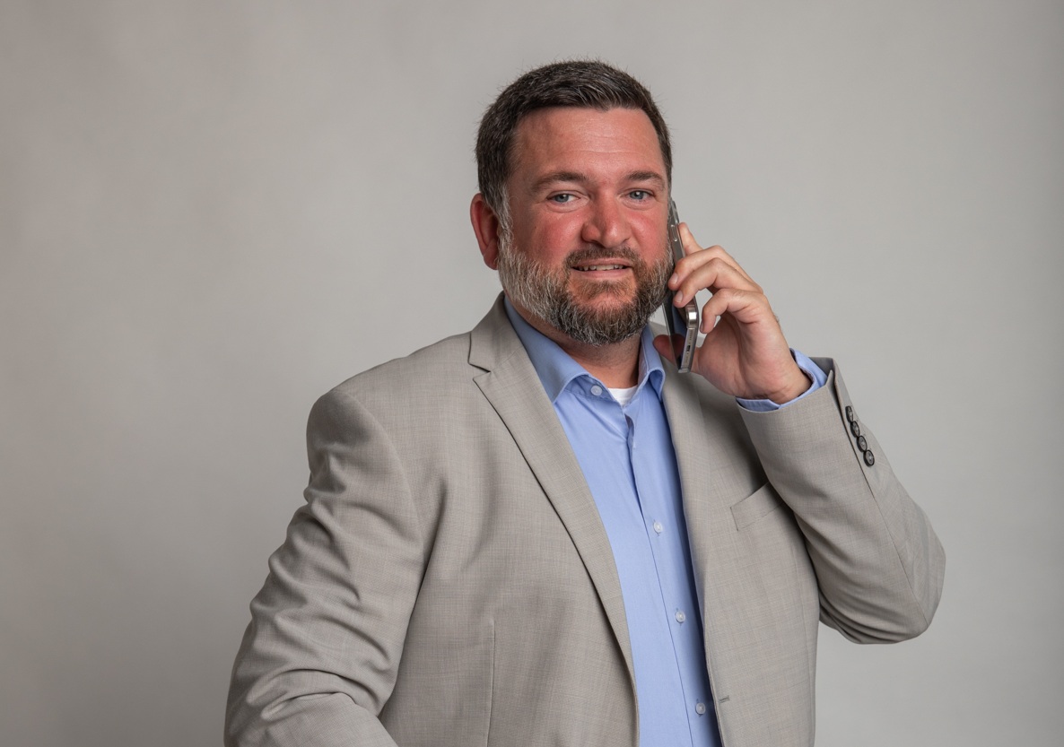 regionaler-lohndaten-berater-telefongespraech